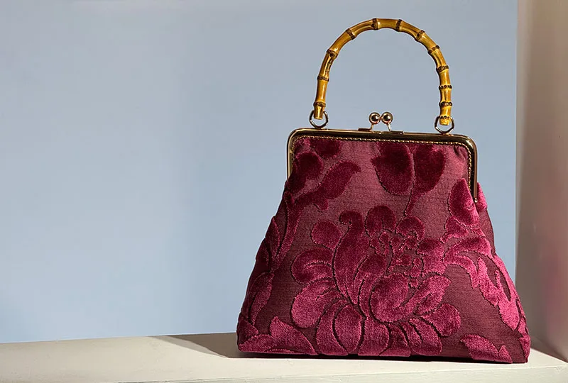 Creazioni artigianali realizzate con calma e cura, pensate per chi ama le cose fatte bene e senza tempo.