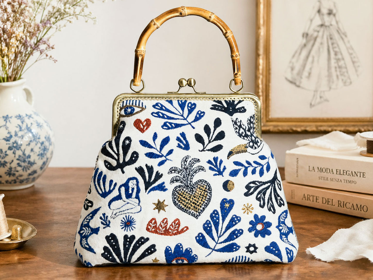 Borsa elegante artigianale Margot con manico in bambù in ambientazione