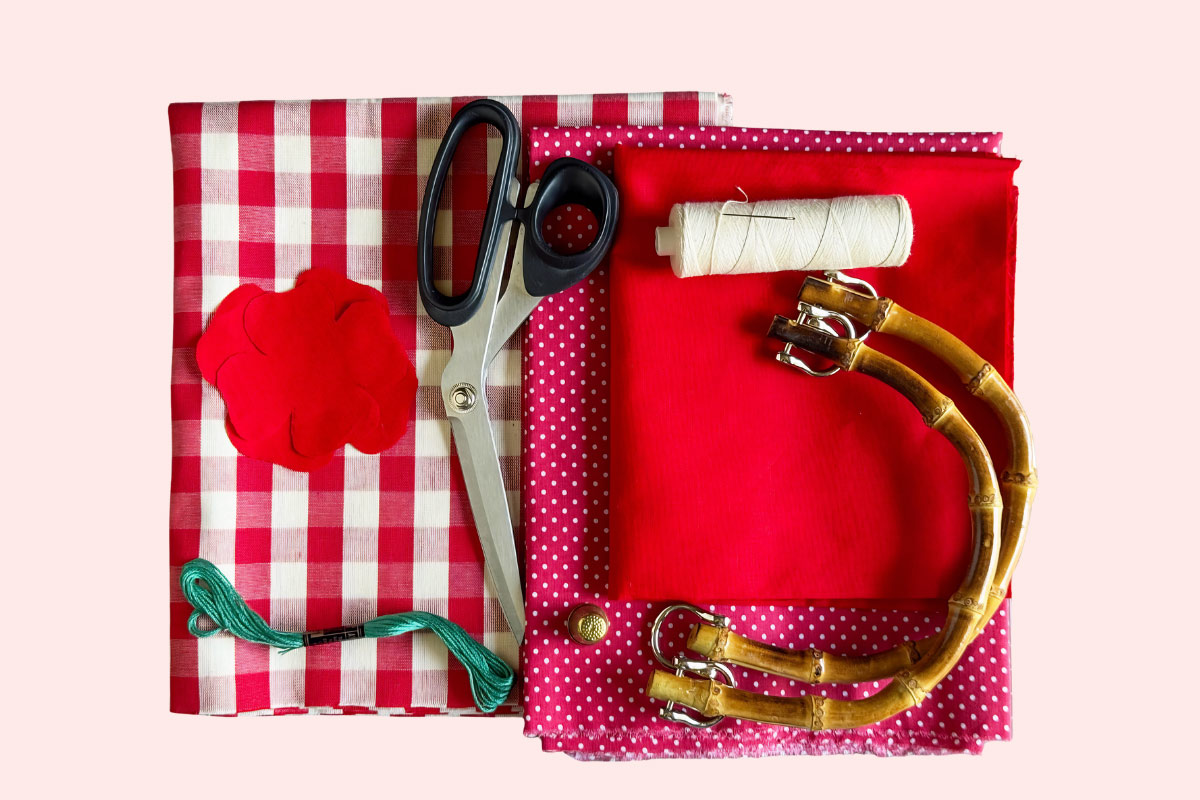 Materiali da cucito, tessuti Vichy rossi e fili per la borsa Papaveri fatta a mano da Pinù Atelier